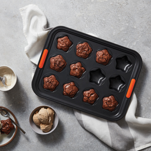 Le Creuset Bakeware 12 Cup Star Tray